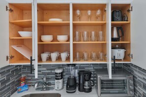 Kjøleskap, ovn, kaffetrakter/tekoker og brødrister