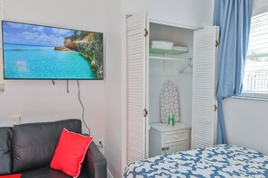 1 bedroom, iron/ironing board, travel cot, free WiFi - Chic studio with AC, WiFi in vibrant Hollywood (Hollywood)