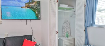 Chic studio with AC, WiFi in vibrant Hollywood