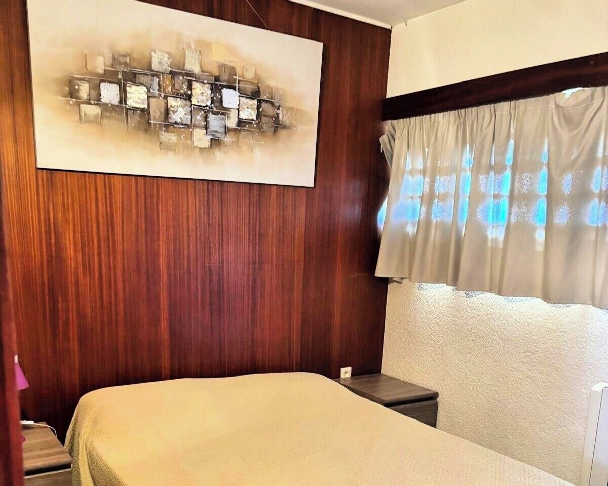 2 dormitorios, tabla de planchar con plancha, ropa de cama