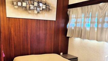 2 dormitorios, tabla de planchar con plancha, ropa de cama