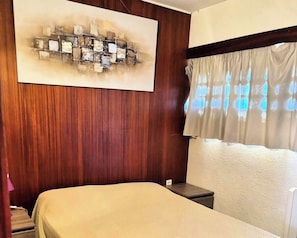 2 quartos, ferros/tábuas de passar roupa, roupa de cama