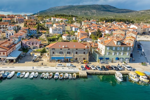 Apartment in Cres Near Old Town & Beach