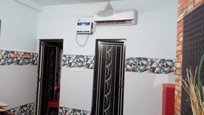 Deluxe Double Room | 1 bedroom, desk, free WiFi, bed sheets