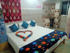 Desk, free WiFi, bed sheets - DhamStay Hotel Pranab Sadan Near Beach (Puri)