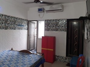 Desk, free WiFi, bed sheets - DhamStay Hotel Pranab Sadan Near Beach (Puri)