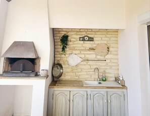 Een koelkast, een microgolfoven, een oven, een kookplaat