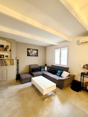 Televisie en een tafeltennistafel