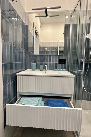 Shower, hair dryer, bidet, towels - In the center of the Vomero elegant and quiet accommodation (Napoli)