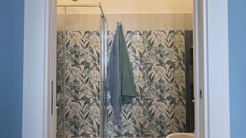 Dusche, Haartrockner, Bidet, Handtücher