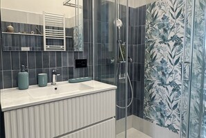 Dusche, Haartrockner, Bidet, Handtücher