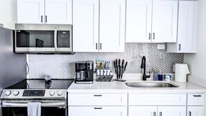 Refrigerador, microondas, horno y parrilla de estufa 
