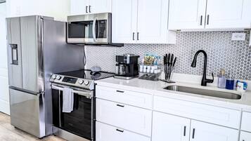 Køleskab, mikrobølgeovn, ovn, kogeplade