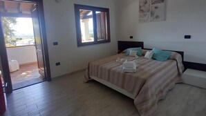A bedroom with a bed, a window, and a door leading to an outdoor area. - My Tiffany Rooms (Tanaunella)