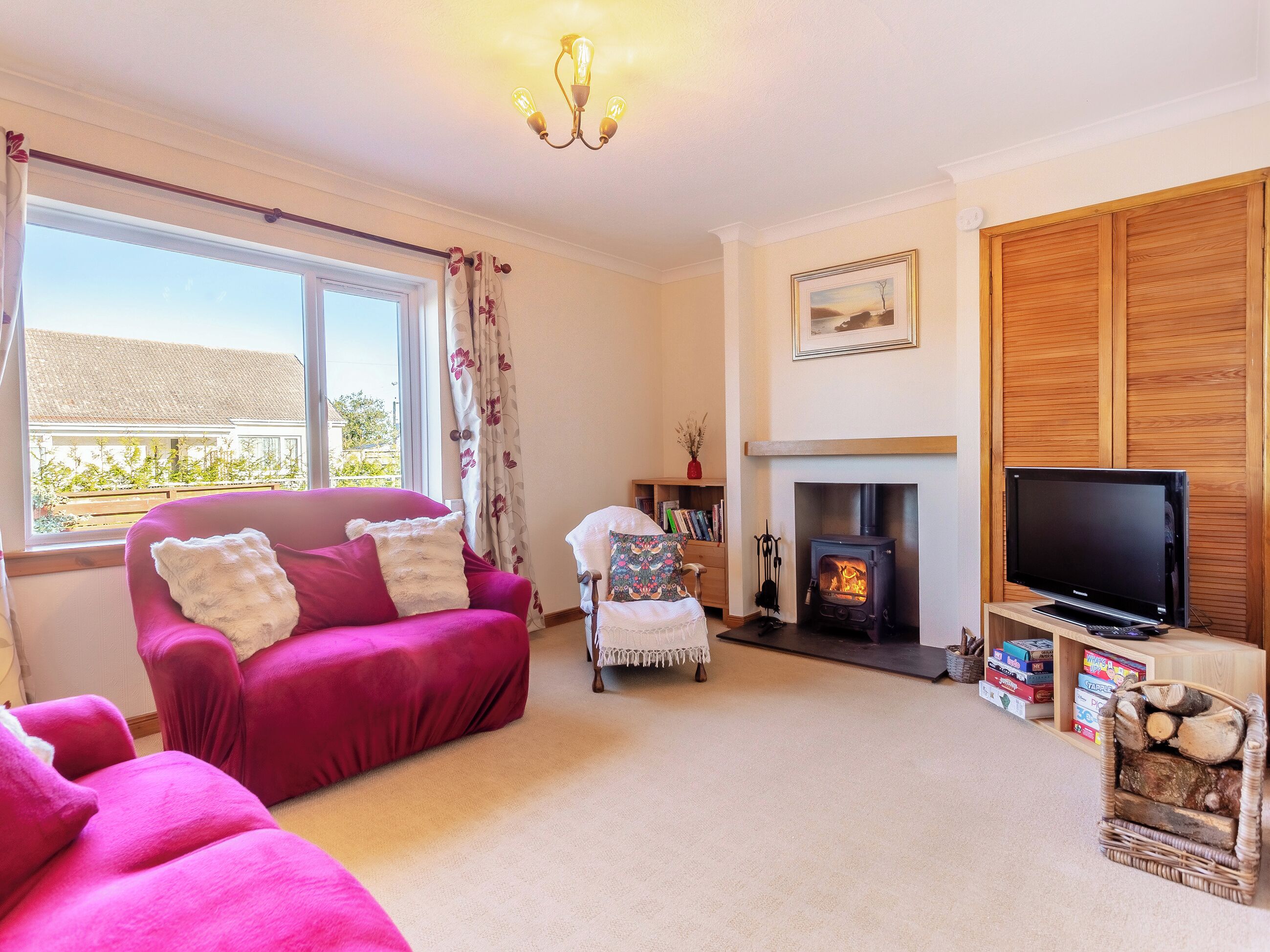 TV, fireplace
