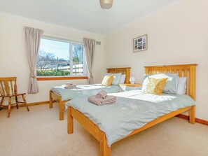 4 bedrooms, free WiFi, bed sheets - The perfect location to explore the Highlands. (Nairn)