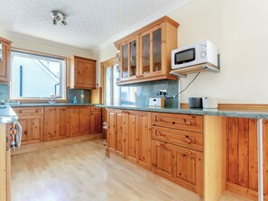 Lavavajillas y trona infantil