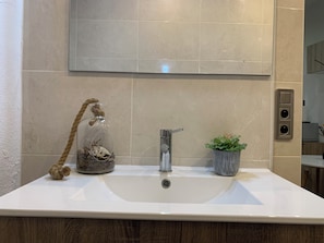 Dusche, Haartrockner, Handtücher, Seife