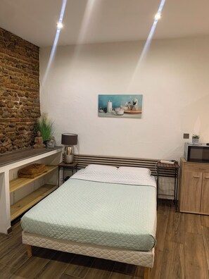 Iron/ironing board, bed sheets