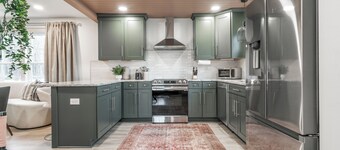 Luxe Cottage w/ hot tub + firepit + library near lake. Pet friendly!