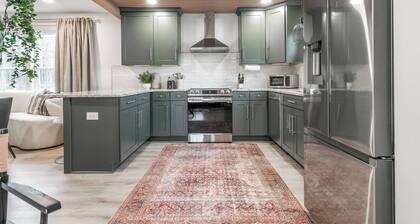 Luxe Cottage w/ hot tub + firepit + library near lake. Pet friendly!