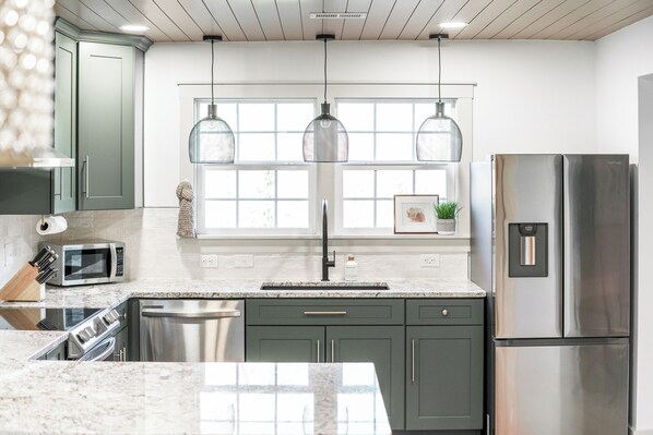 Jääkaappi, mikroaaltouuni, uuni, liesi