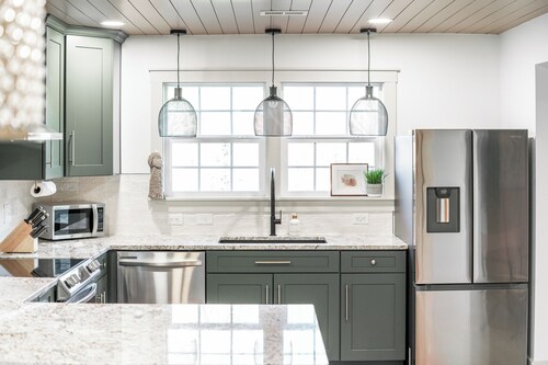 Luxe Cottage w/ hot tub + firepit + library near lake. Pet friendly!