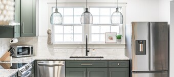 Luxe Cottage w/ hot tub + firepit + library near lake. Pet friendly!