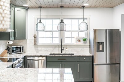 Luxe Cottage w/ hot tub + firepit + library near lake. Pet friendly!