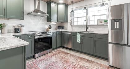 Luxe Cottage w/ hot tub + firepit + library near lake. Pet friendly!