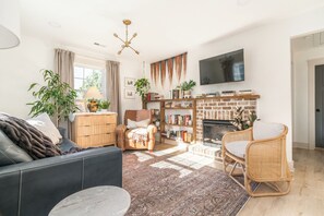 Smart-TV, peis og bøker