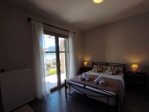 1 dormitorio, tabla de planchar con plancha, wifi y ropa de cama