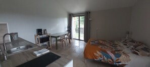 1 bedroom, iron/ironing board, WiFi, bed sheets - Chez Pascal gîte studio with garden and parking (Grignan)