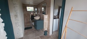 Shower, hair dryer, towels, soap - Chez Pascal gîte studio with garden and parking (Grignan)