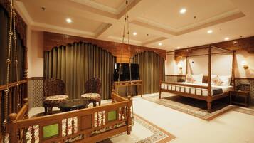 Family Suite | Bathroom | Free toiletries, towels, soap, shampoo
