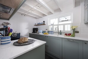 Fridge, oven, stovetop, dishwasher - PILOT'S COTTAGE (Mousehole)