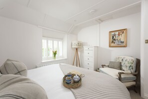 2 bedrooms, iron/ironing board, WiFi, bed sheets - PILOT'S COTTAGE (Mousehole)