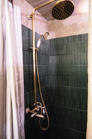 Chuveiro, secador de cabelo, toalhas de banho, sabonete