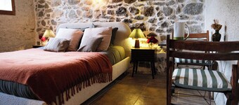 Double room in a village house in Corbara