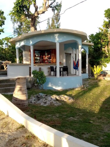Fruit Tree Beach Cottage, Bar and Grill with private beach and beautiful sunsets