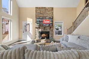 Smart TV, lareira, pebolim, livros