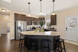 Geladeira, micro-ondas, fogão, cooktop