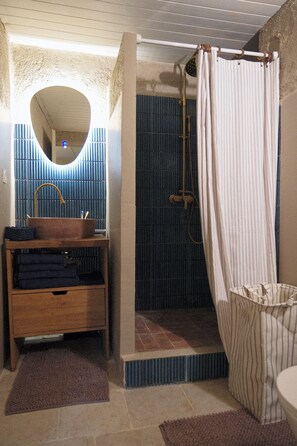 Douche, sèche-cheveux, serviettes fournies, savon