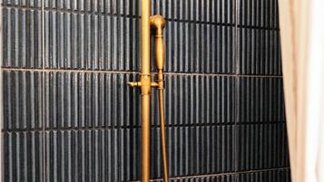 Een douche, een haardroger, handdoeken, zeep