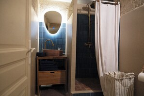 Een douche, een haardroger, handdoeken, zeep