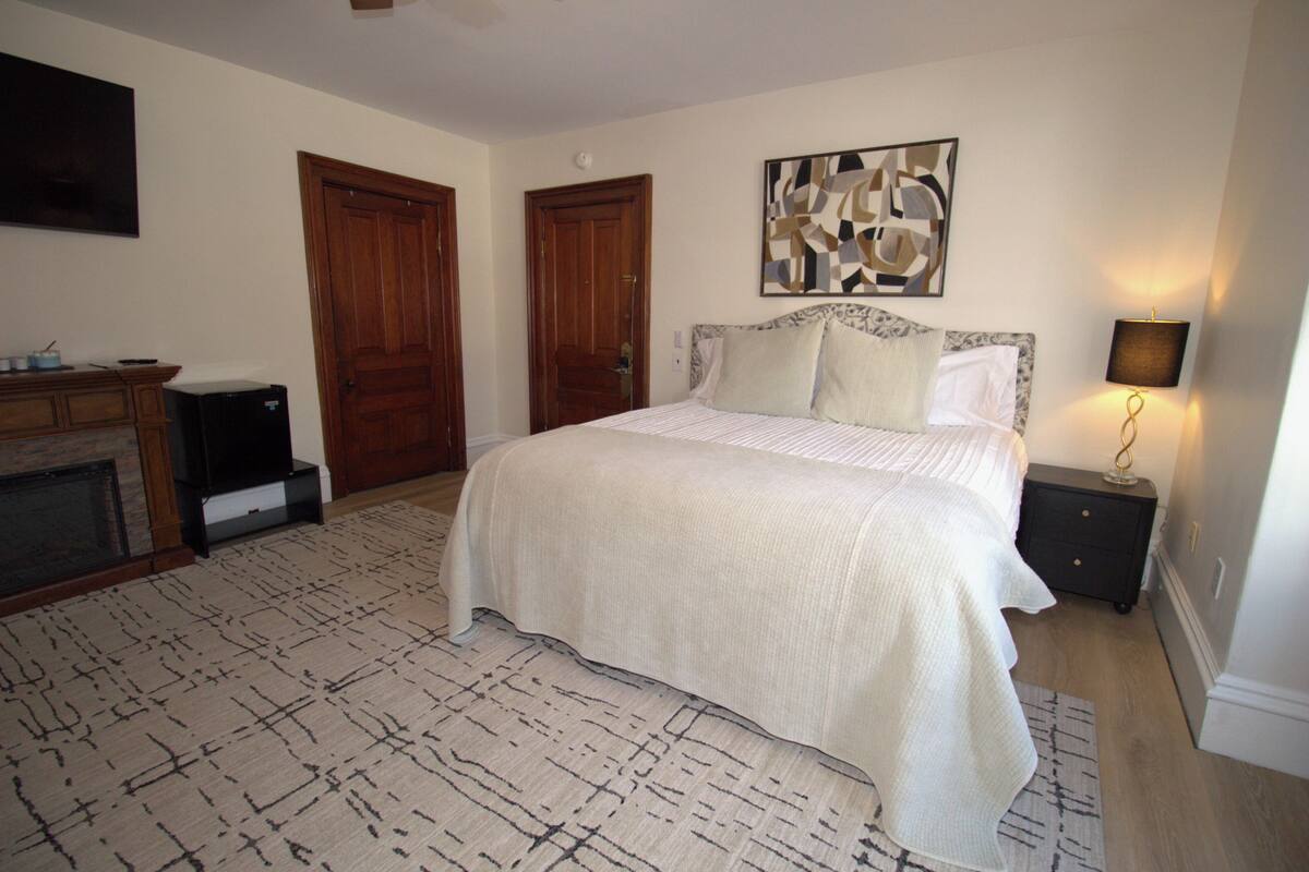 Premium Suite | Premium bedding, pillowtop beds, WiFi (free), bed sheets