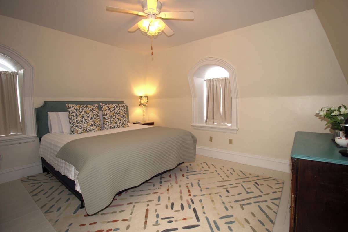 Premium Single Room, 1 King Bed | Premium bedding, pillowtop beds, WiFi (free), bed sheets