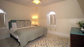 Premium Single Room, 1 King Bed | Premium bedding, pillow-top beds, free WiFi, bed sheets