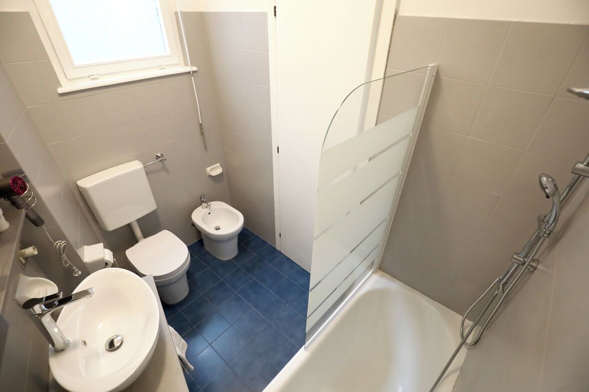 Asciugacapelli, bidet, asciugamani, carta igienica