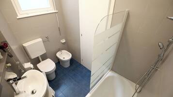 Asciugacapelli, bidet, asciugamani, carta igienica